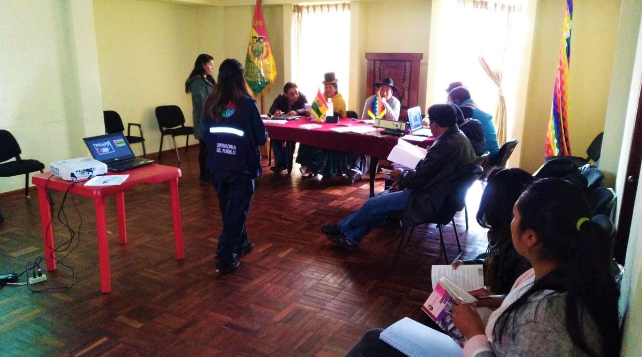 Defensoría del Pueblo socializa “Paquete normativo para la prevención y sanción del acoso y violencia política hacia las mujeres” en el municipio Tiahuanacu