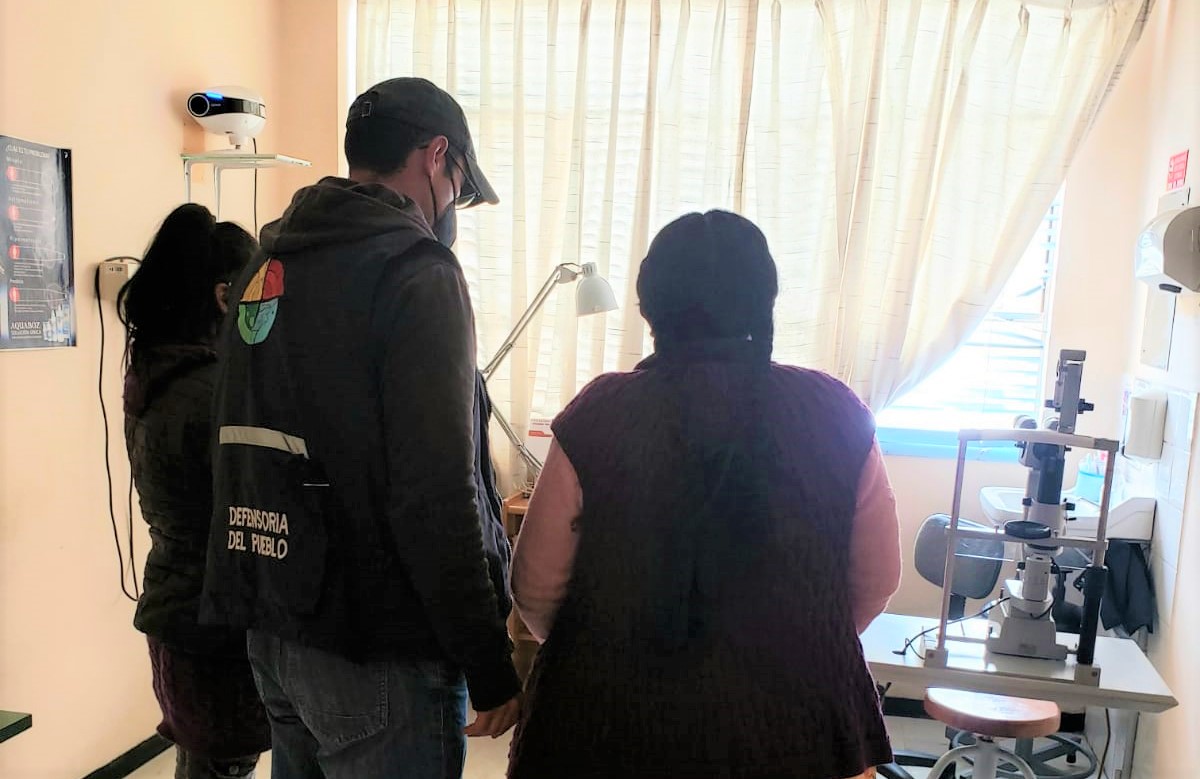 Gestión defensorial logra que una persona con discapacidad visual del municipio Desaguadero reciba atención médica especializada en la ciudad de La Paz
