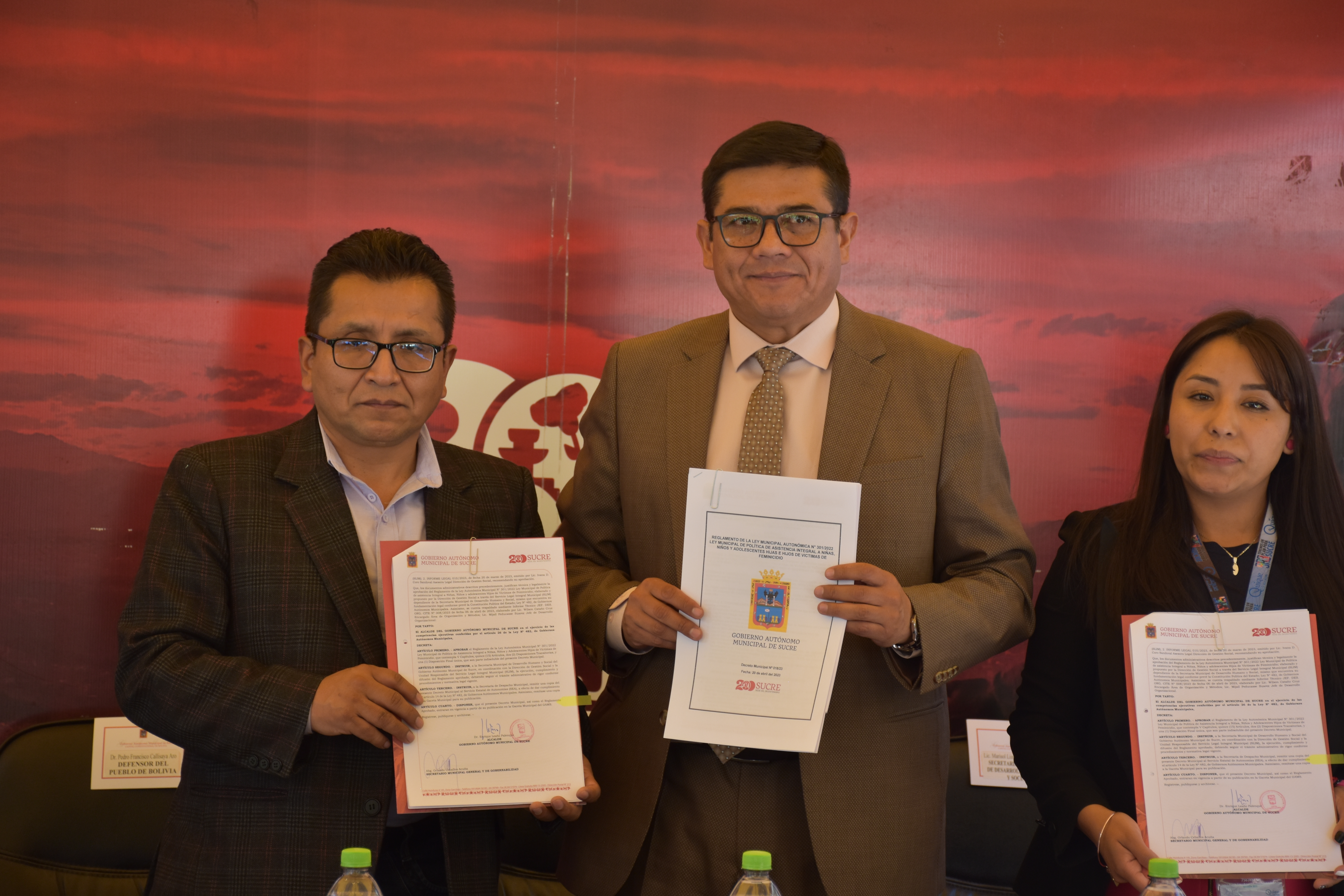Defensor del Pueblo y Alcalde de Sucre presentan reglamento de Ley de Asistencia Integral para hijas e hijos víctimas de feminicidio