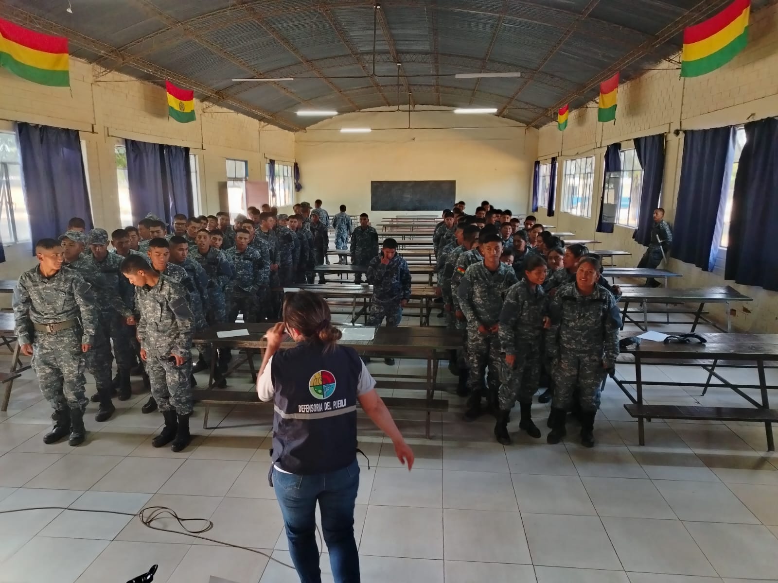 En Tarija, conscriptos de la fuerza aérea militar fortalecen conocimientos para la prevención de violencias.