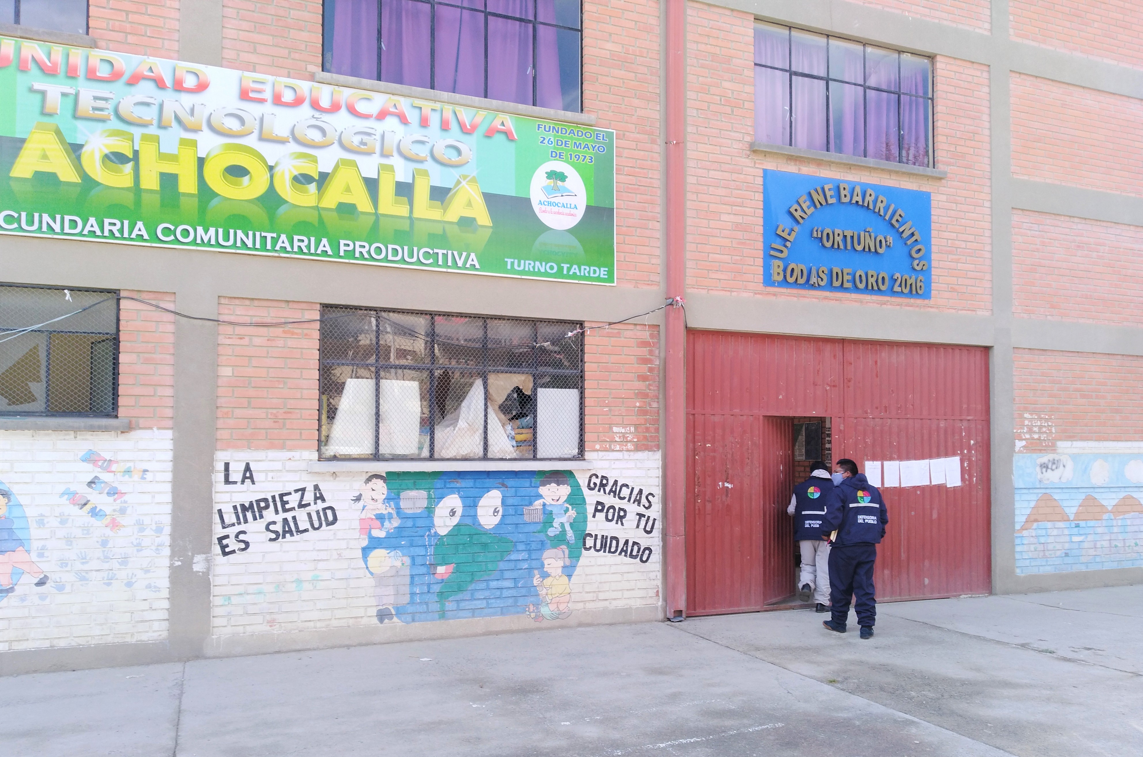 Verificación Defensorial constata cumplimiento de entrega de mobiliario y mantenimiento de sanitarios en la U.E René Barrientos Ortuño del municipio Achocalla