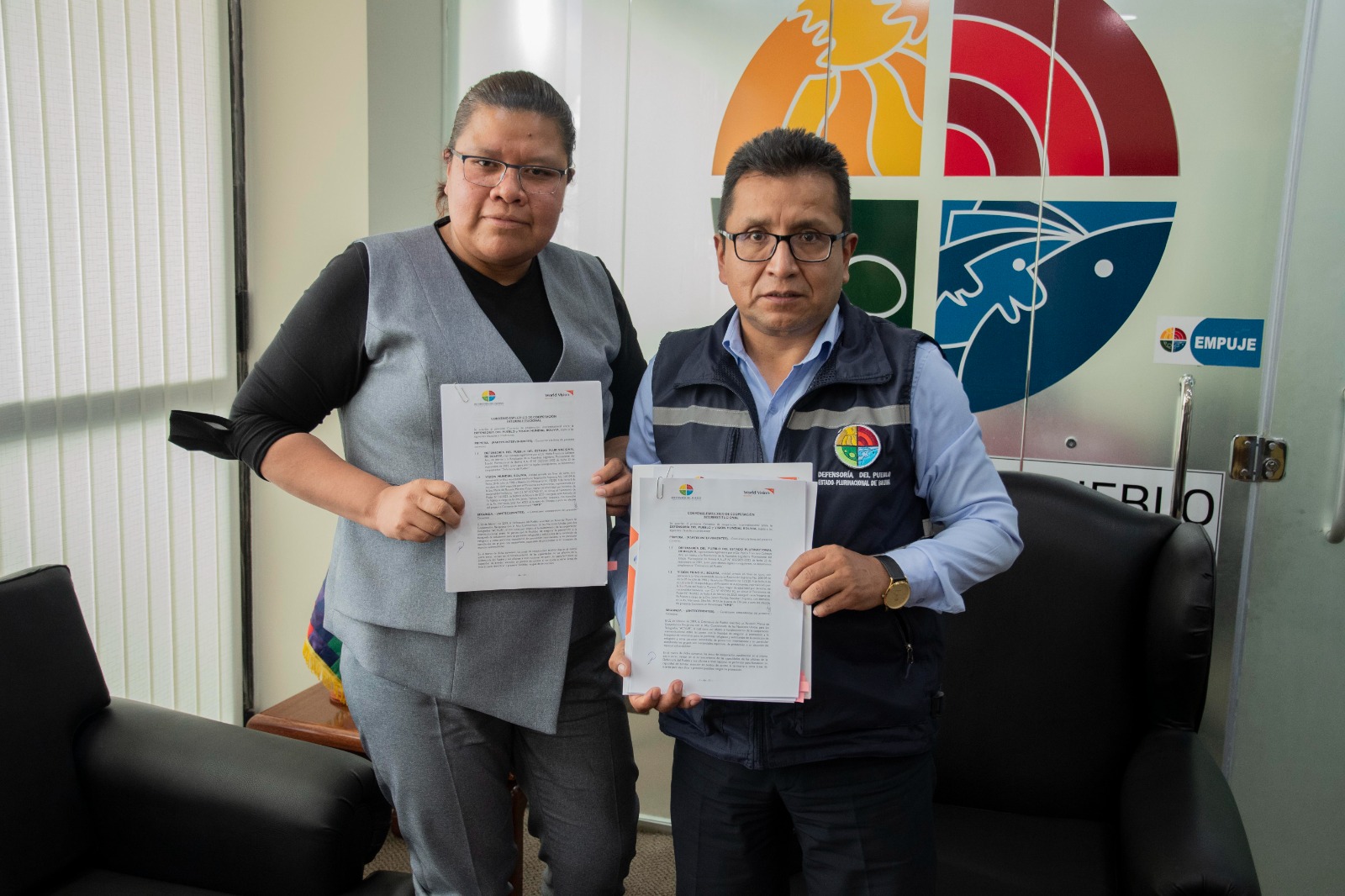 Defensor del Pueblo y Visión Mundial Bolivia firman convenio para asegurar la protección de refugiados