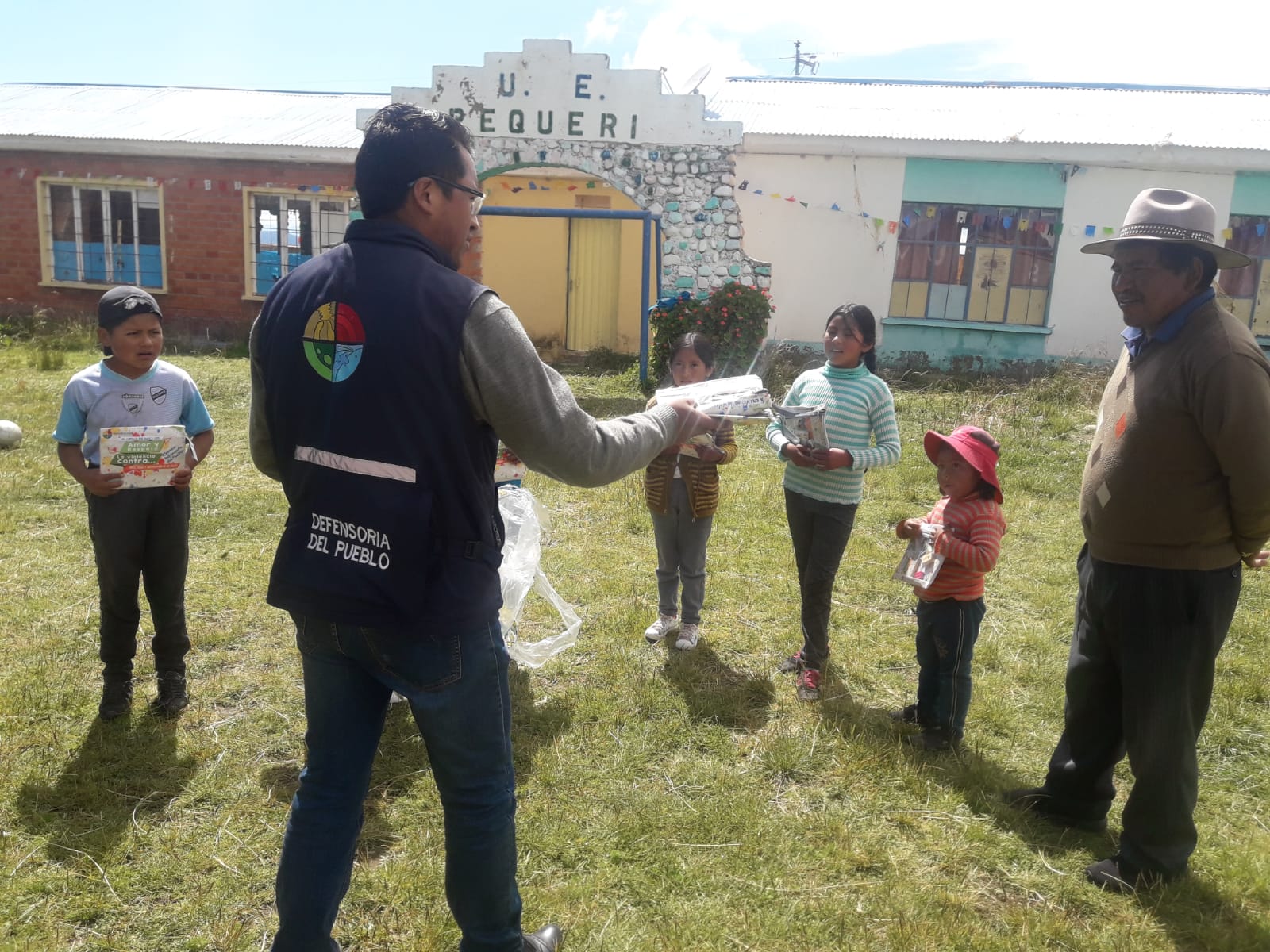 Coordinación Regional de Desaguadero de la Defensoría del Pueblo agasajó a los niños y niñas de Taraco y Guaqui en su día