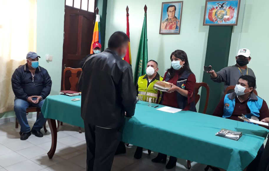 Defensora del Pueblo inaugura el programa Libros por Rejas en la carceleta de San Borja