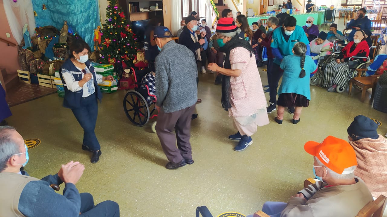 Defensoría del Pueblo comparte un encuentro intergeneracional con adultos mayores del hogar Santa Rita de la ciudad de Sucre